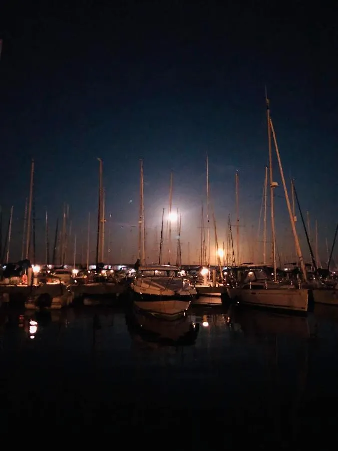 Home Boat Badalona 0*,